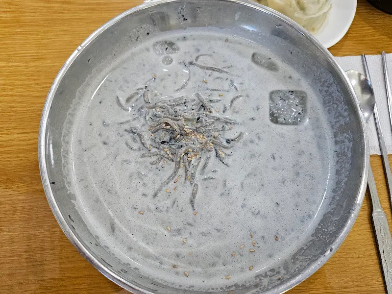 춘원회관의 속청태 콩국수