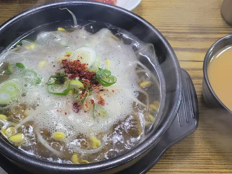 김이 모락모락 나는 콩나물국밥