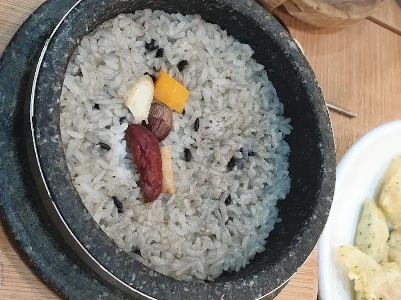 약수로 지은 돌솥밥