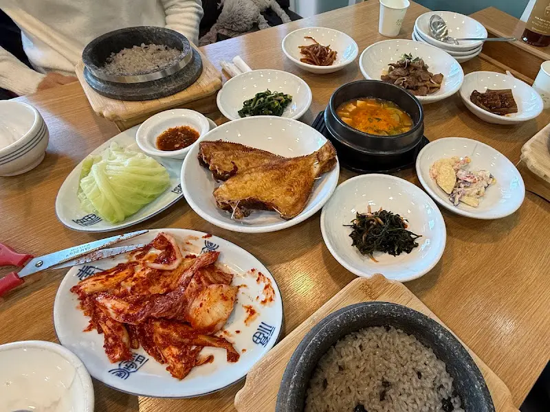 돌솥밥과 푸짐한 반찬들