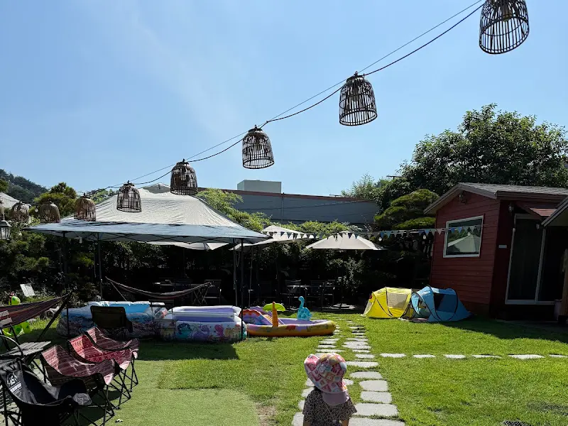 형제가든의 넓은 잔디밭