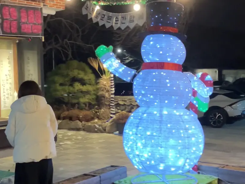 형제가든 입구의 눈사람 장식