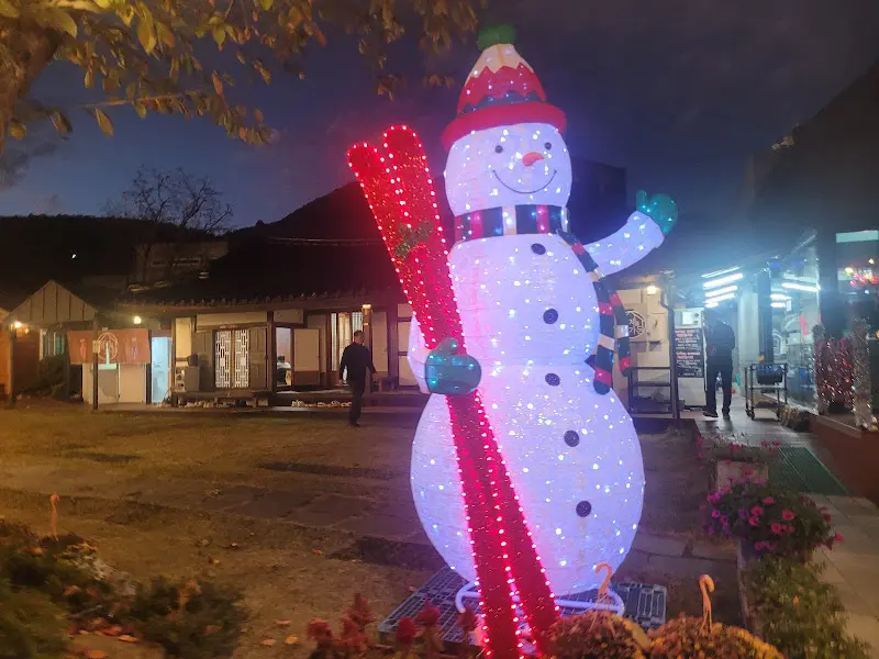 형제가든의 눈사람 조형물