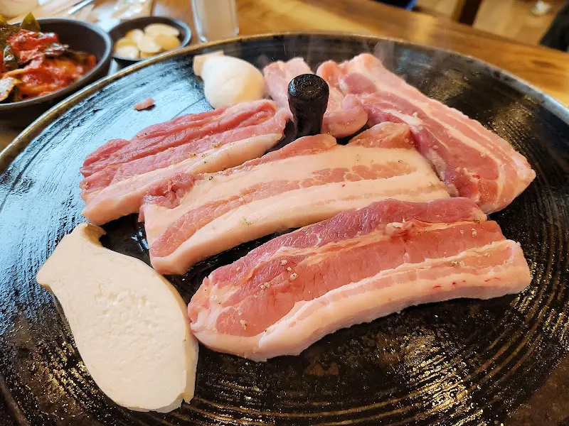 솥뚜껑 위에 구워지는 삼겹살