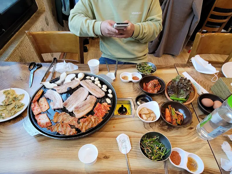 푸짐한 삼겹살 한 상 차림