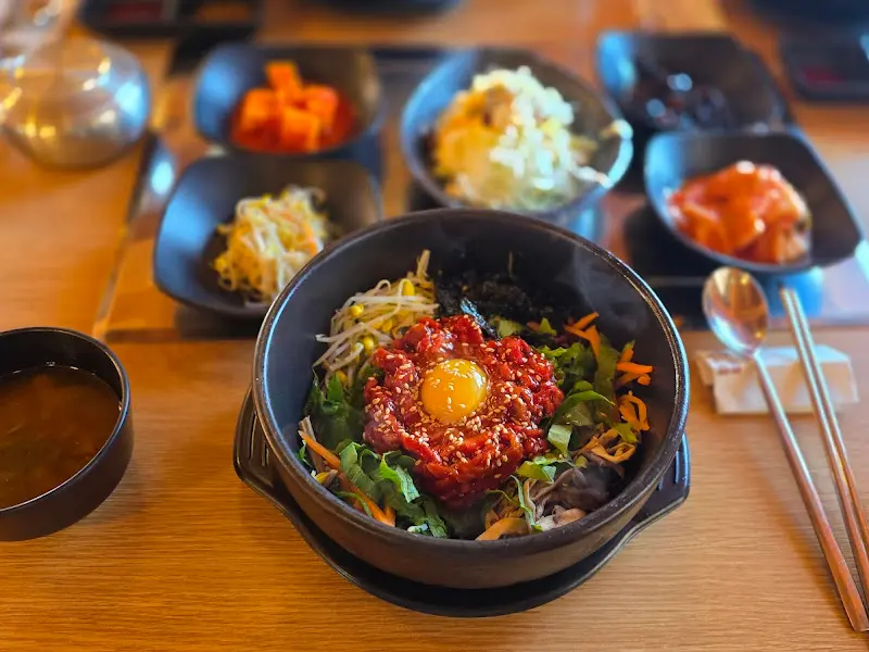 돌솥육회비빔밥 한상차림