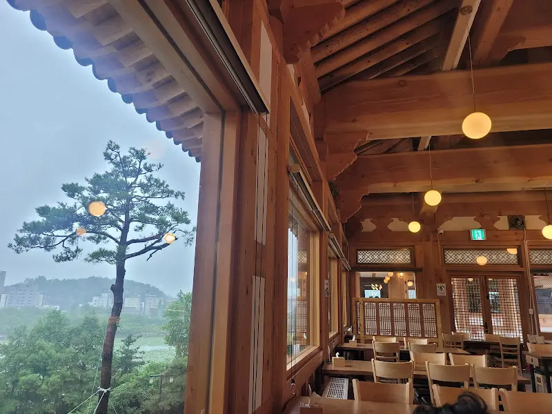 한옥 창문 너머 보이는 풍경