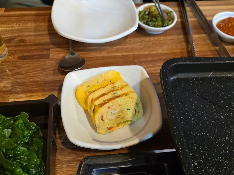 계란말이와 쌈 채소 등 다양한 밑반찬