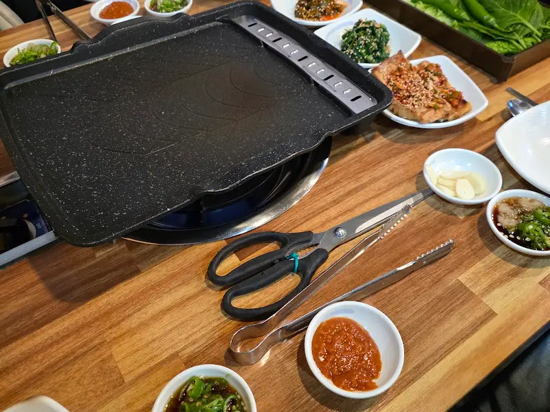 흑돼지 오겹살을 구워 먹을 때 사용하는 도구들