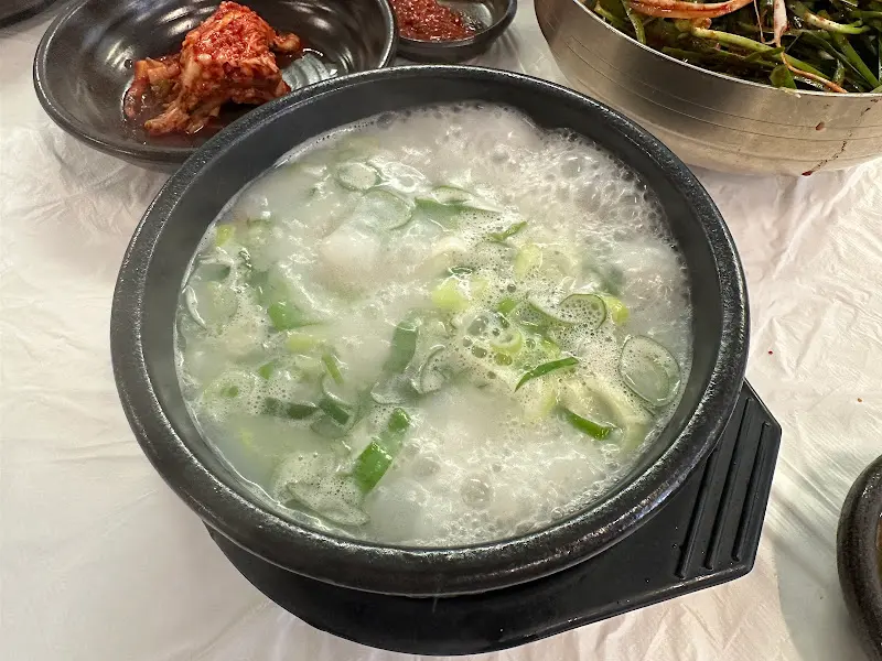 뽀얀 국물의 곰탕