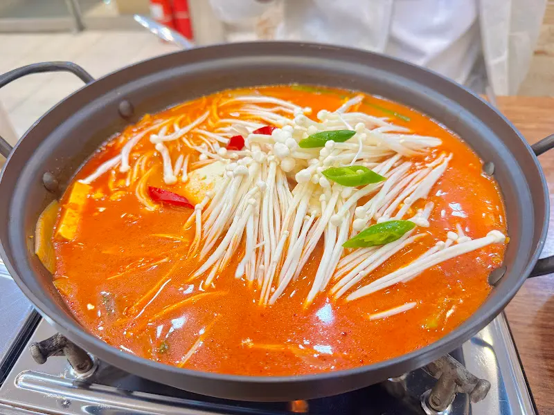 매콤한 국물이 일품인 육개장 전골