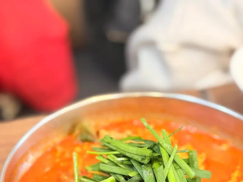 싱싱한 부추가 곁들여진 육개장