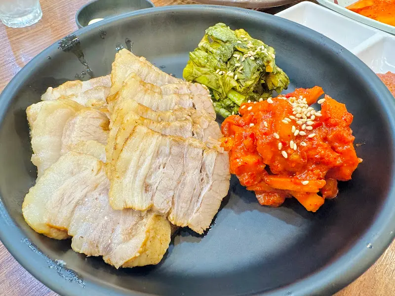 한상 가득 차려진 푸짐한 보쌈