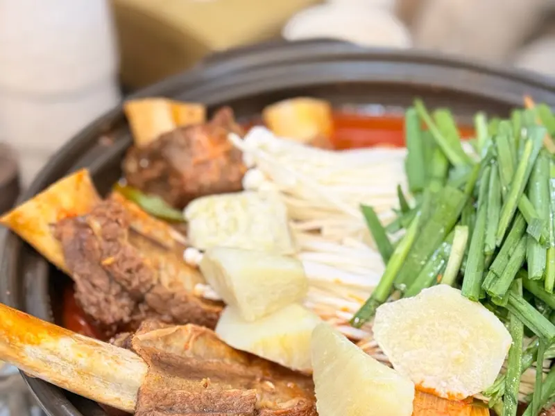 차돌박이가 듬뿍 들어간 육칼면