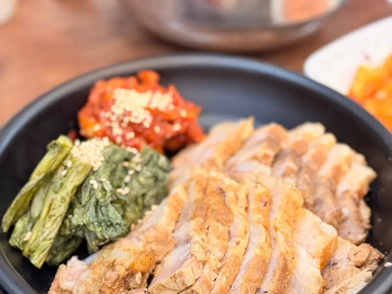 야들야들한 수육과 곁들여 먹는 김치