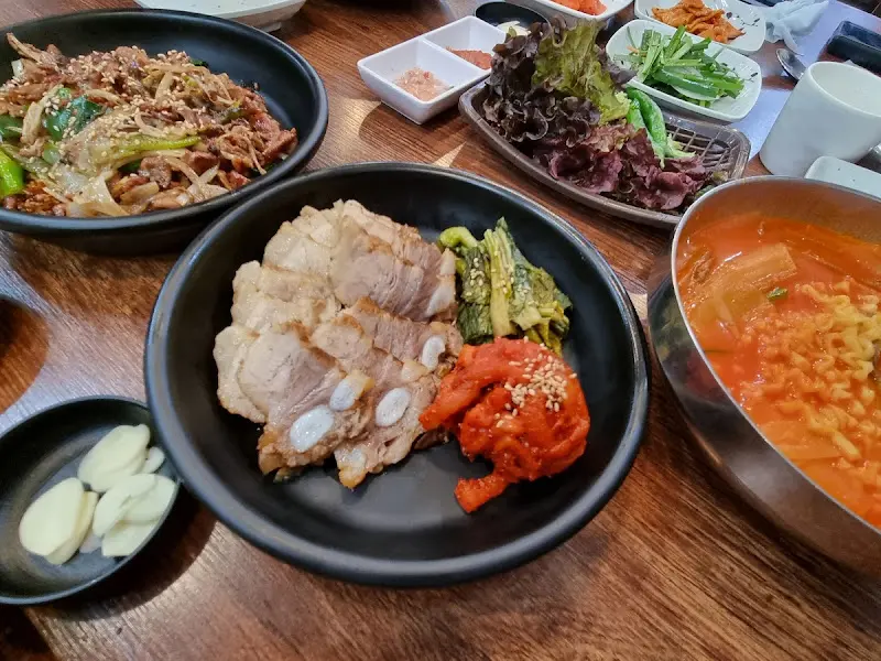 푸짐하게 차려진 한 상