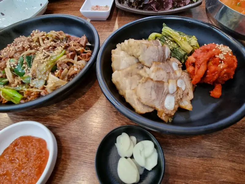 맛깔스러운 보쌈과 석쇠불고기