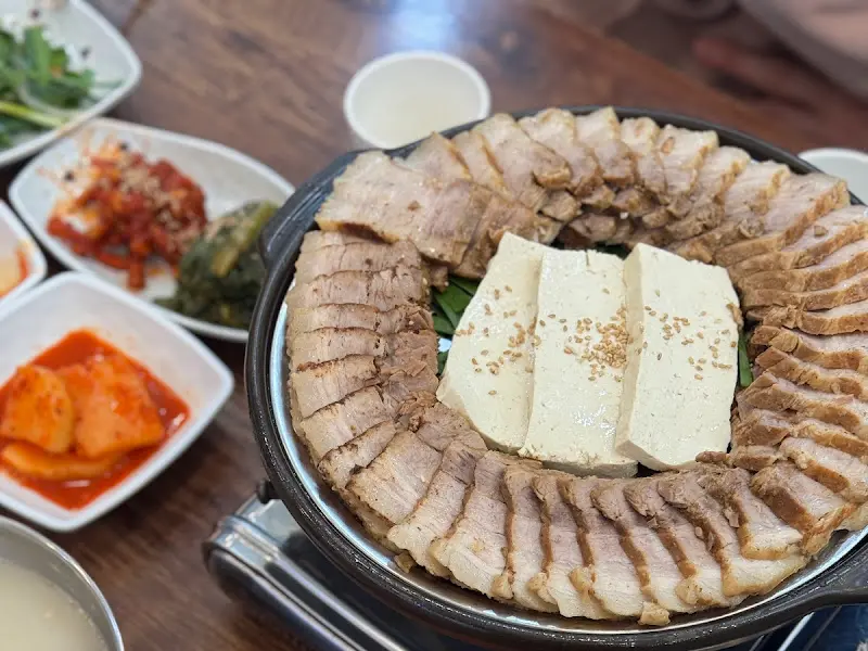 다양한 곁들임 메뉴와 보쌈