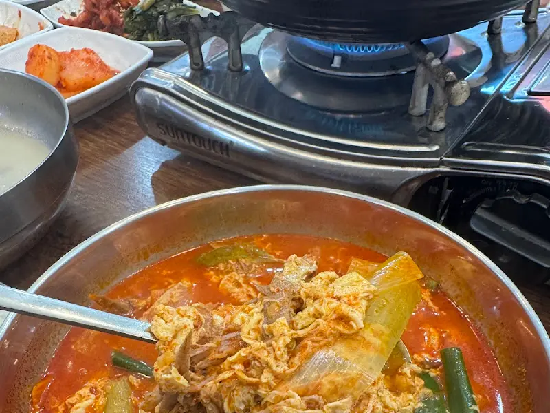 싱싱한 재료가 듬뿍 들어간 육개장