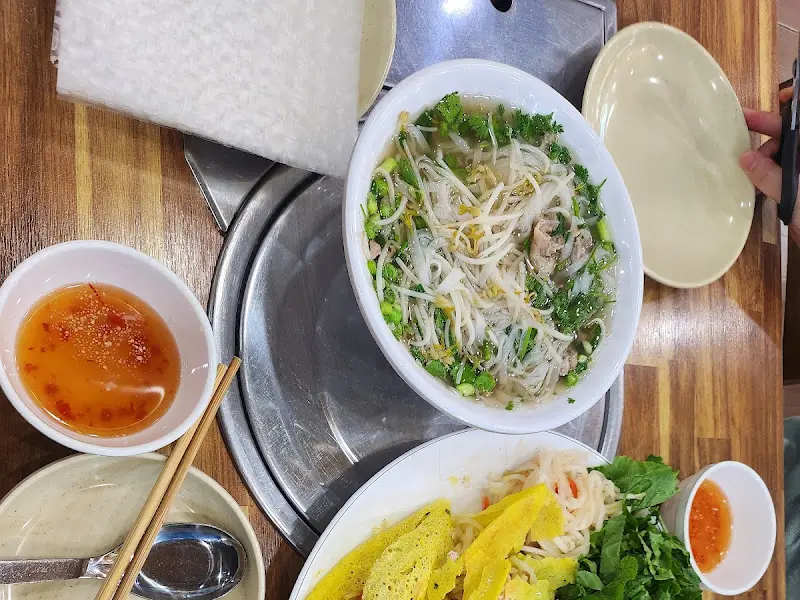 쌀국수와 반쎄오 한상차림