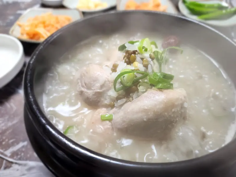 녹두 삼계탕의 뽀얀 국물