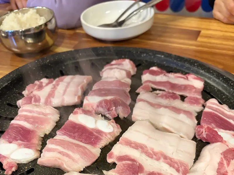 구워지고 있는 삼겹살