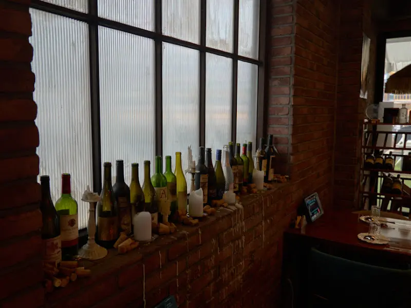 와인병이 진열된 벽면