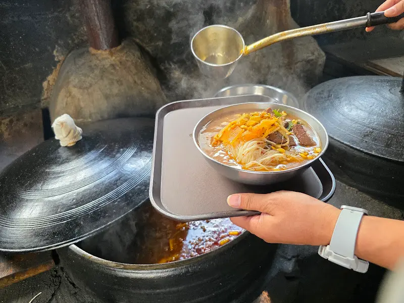 가마솥에서 국수를 퍼주는 모습
