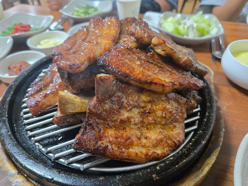 돌판 위에 올려진 돼지갈비
