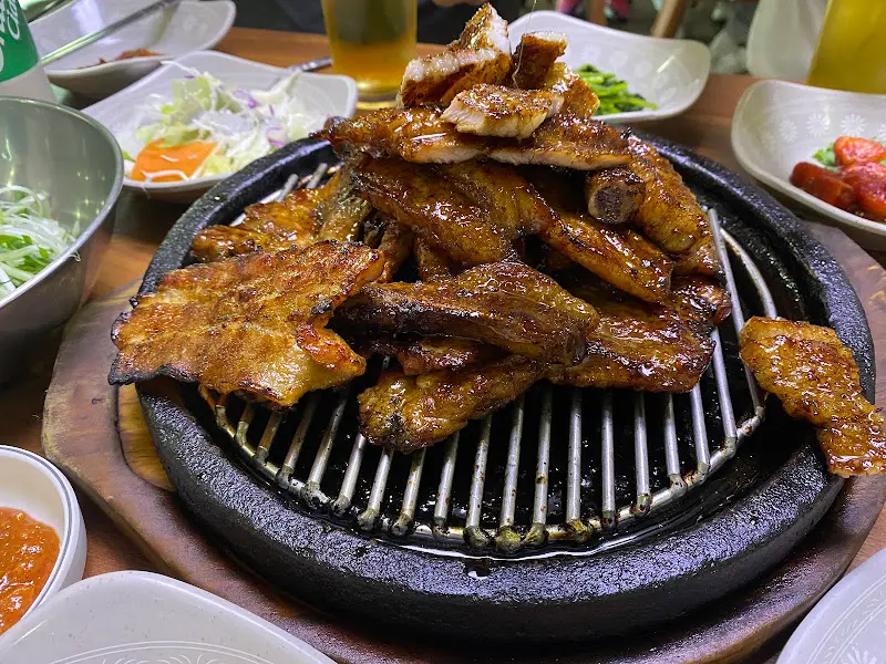 돌판 위에 푸짐하게 담긴 돼지갈비