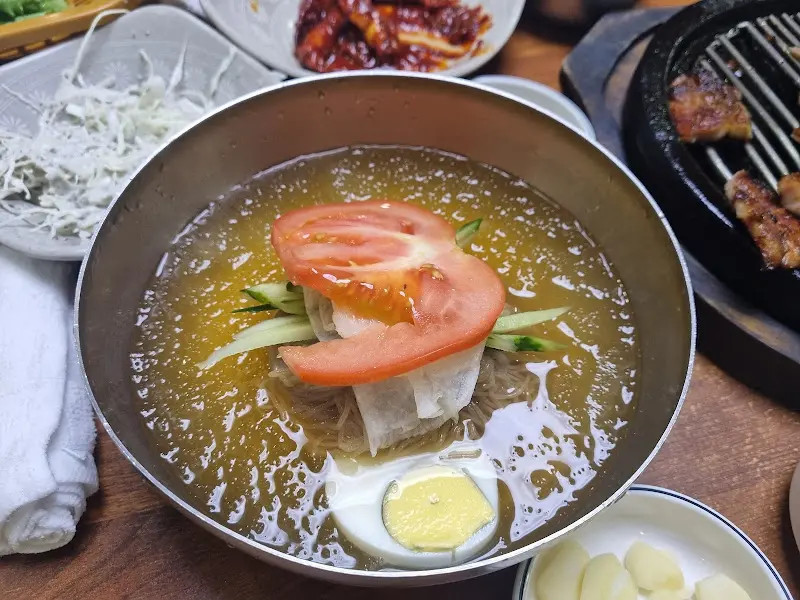 밑반찬으로 제공되는 양념게장