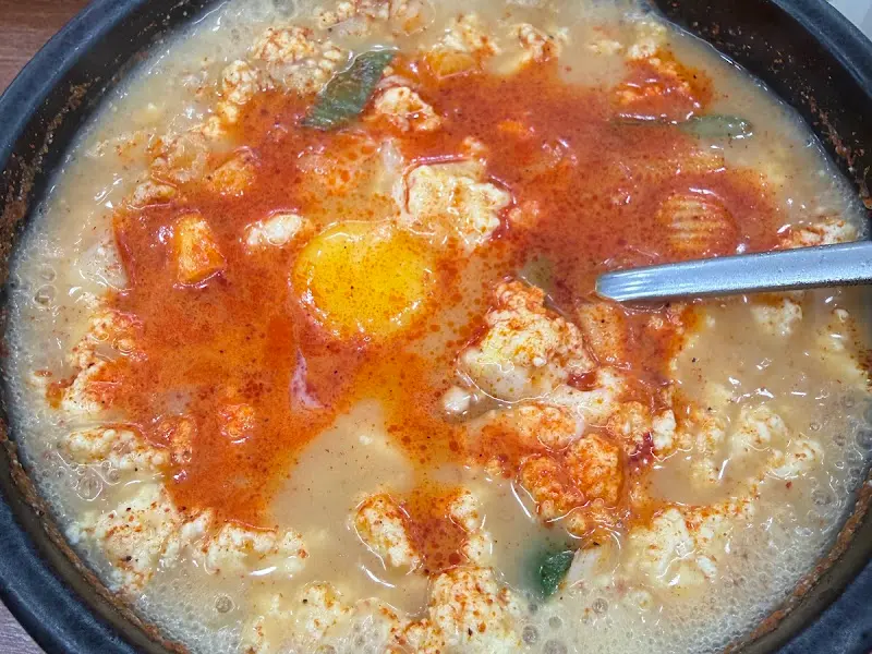 보글보글 끓는 순두부찌개