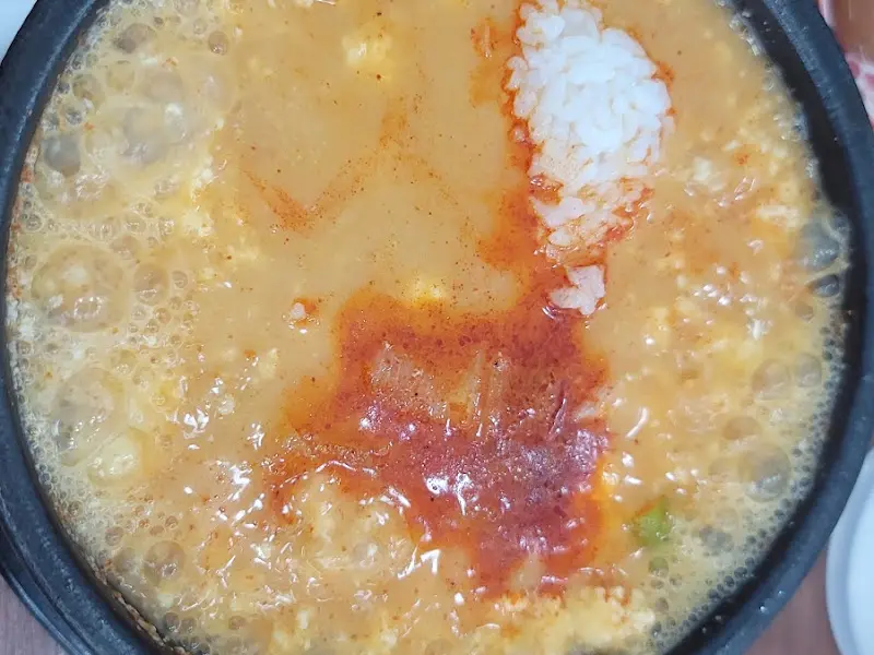 밥을 말아먹는 순두부찌개