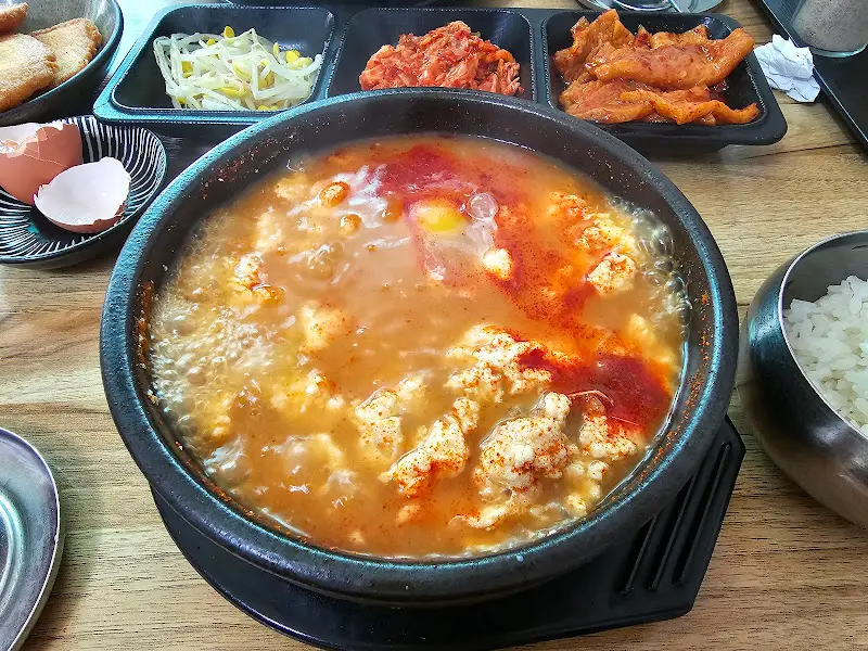 순두부찌개와 밑반찬