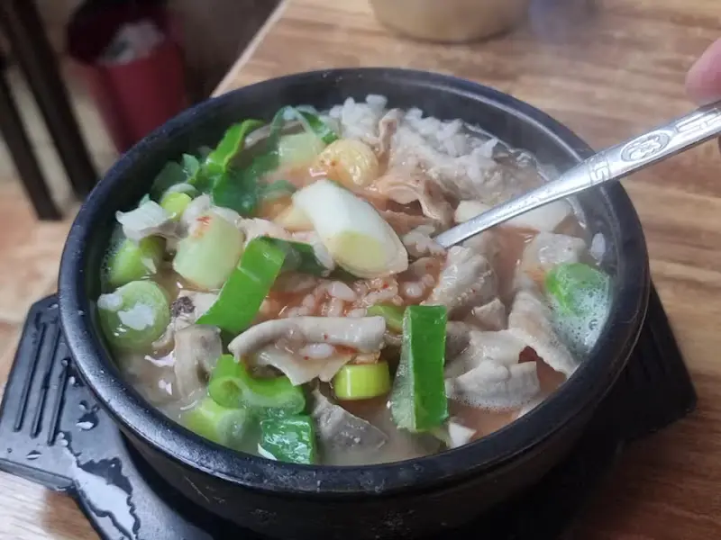 순대국밥의 푸짐한 비주얼