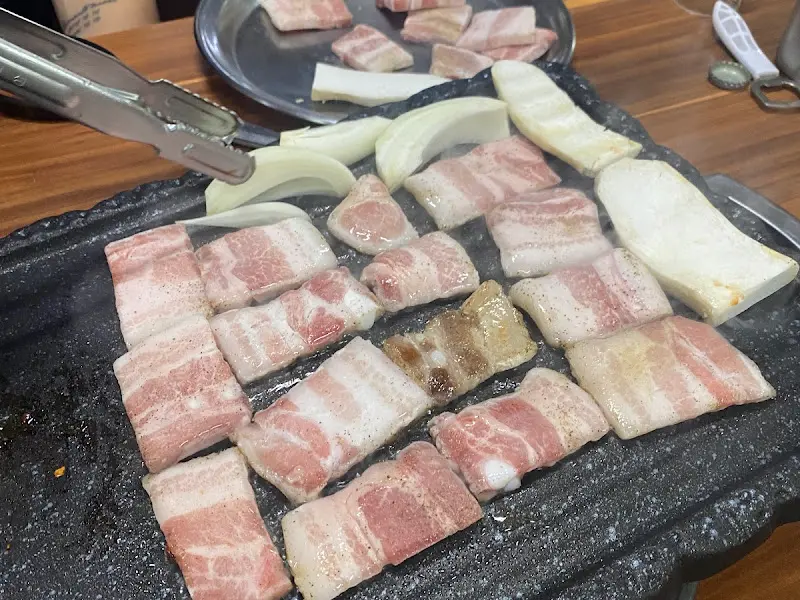 불판 위에서 지글거리는 냉동 삼겹살