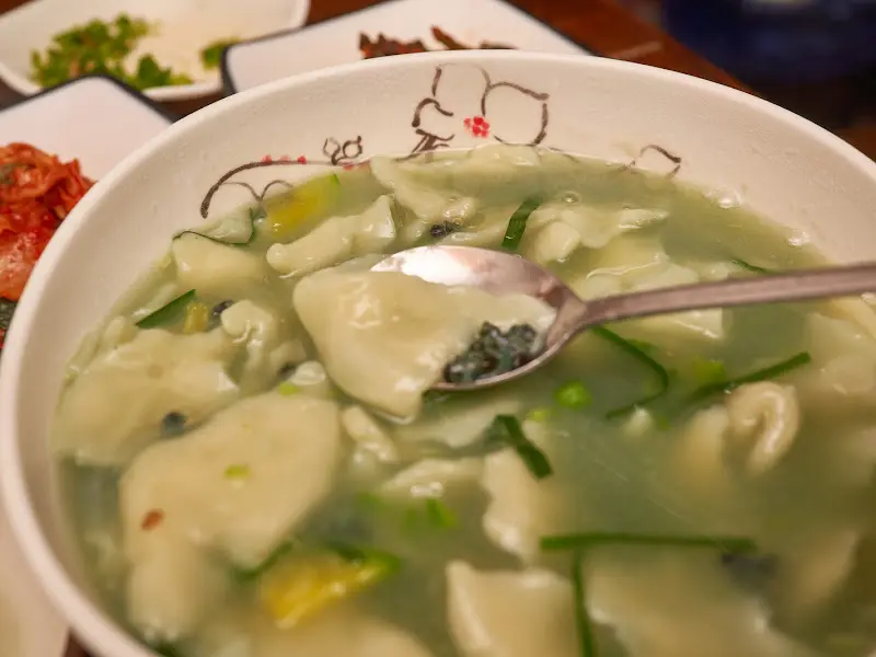 숟가락으로 떠먹는 다슬기 수제비