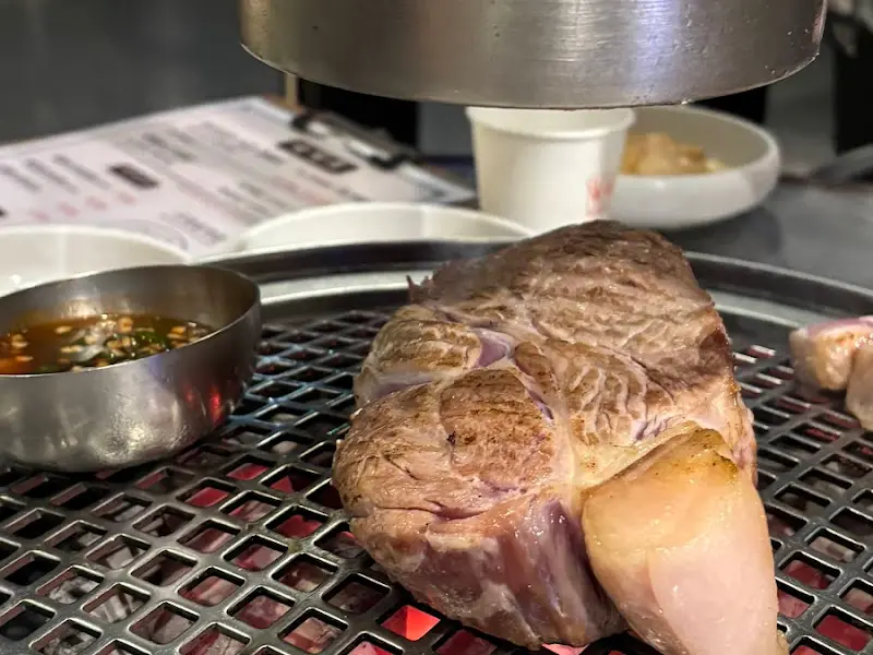 숯불 위 흑돼지 목살