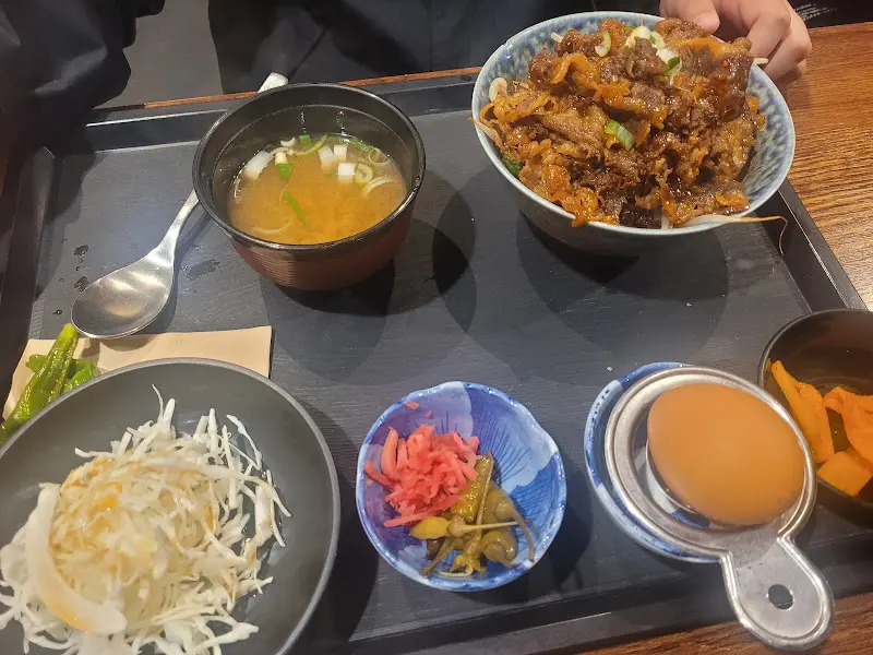 우삼겹 덮밥 한 상 차림