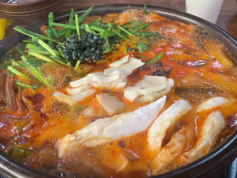 미나리가 듬뿍 올려진 매운탕