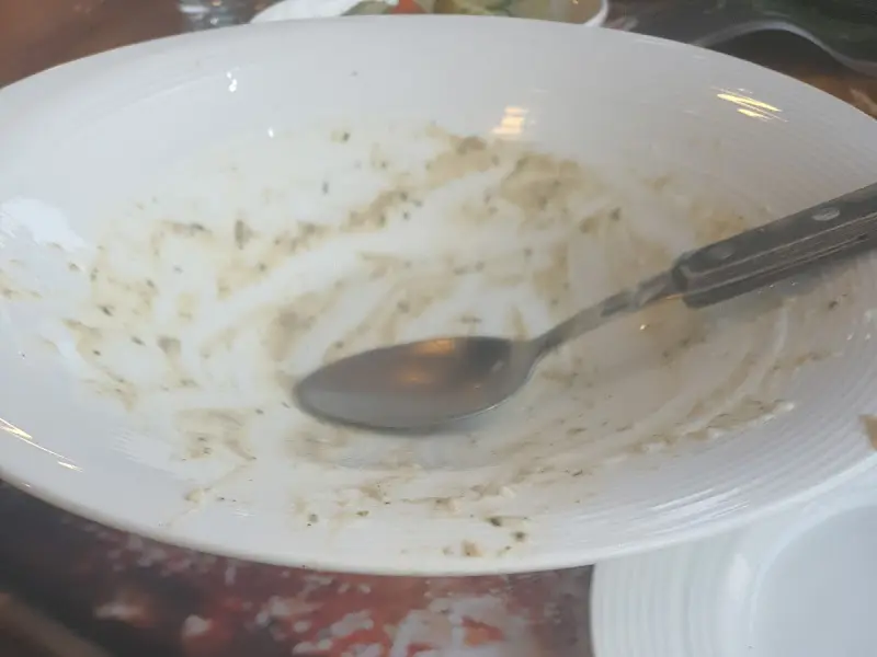 깨끗하게 비워진 접시