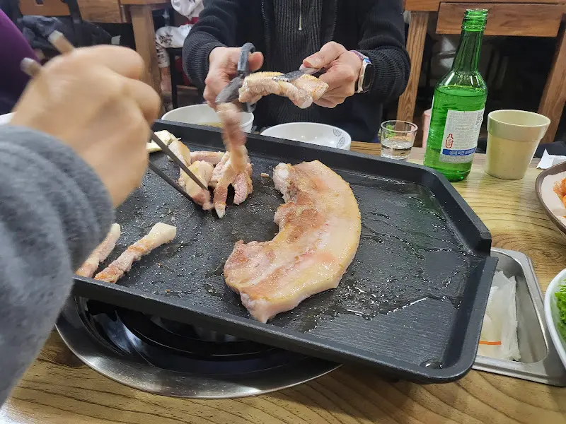 고기를 굽는 모습