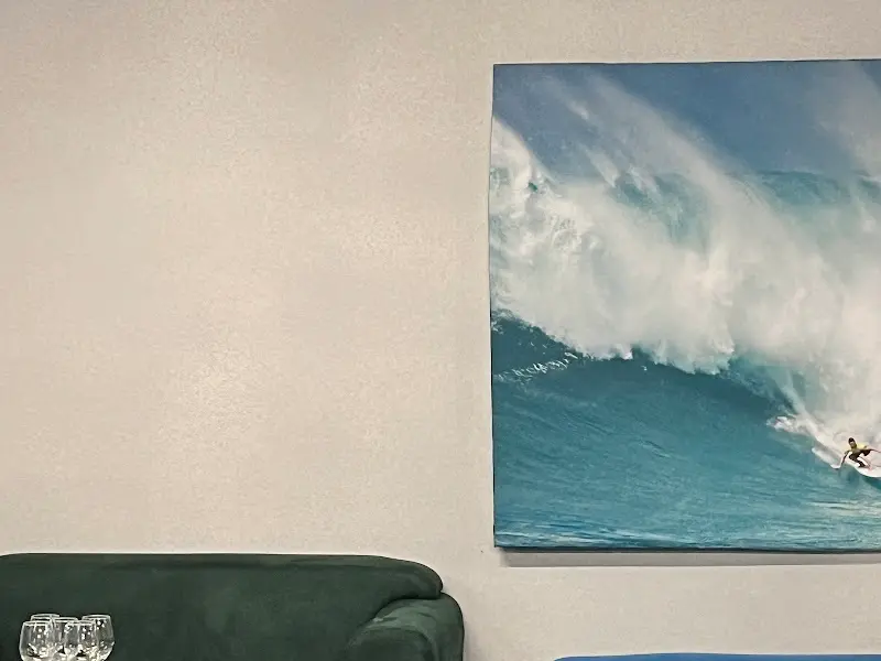 카페 내부의 파도 그림