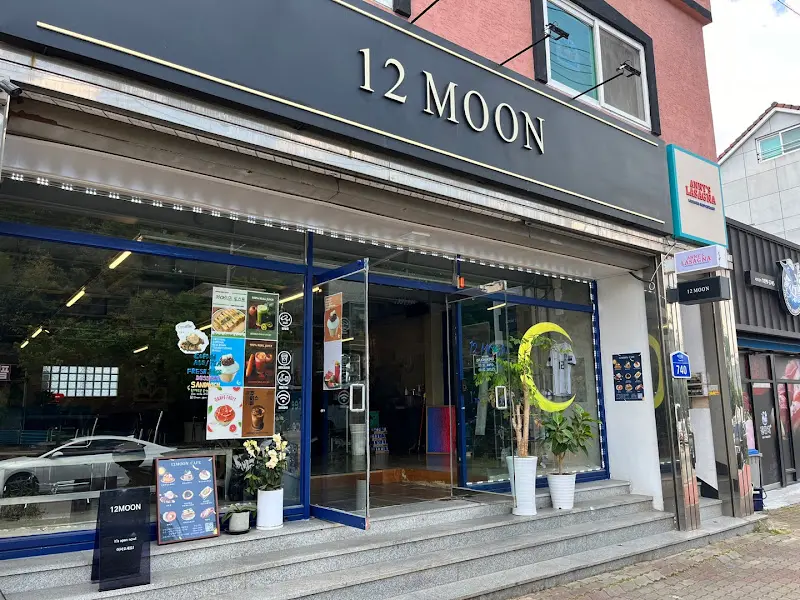 12moon 카페 외부 모습