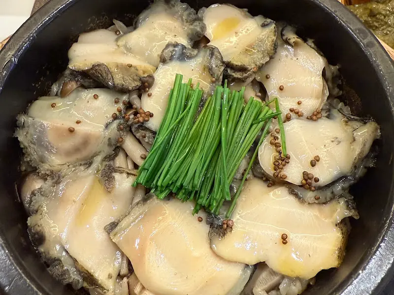 전복이 가득 올라간 전복 솥밥