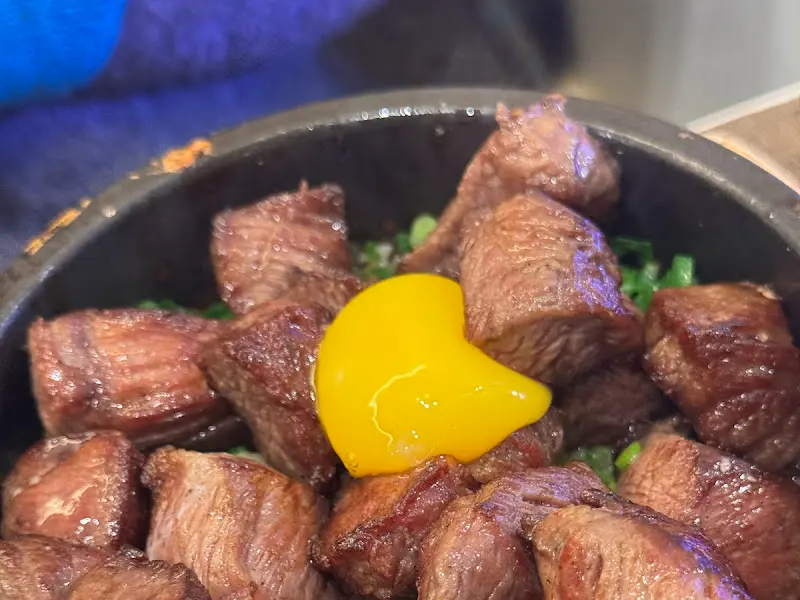 스테이크 솥밥 클로즈업