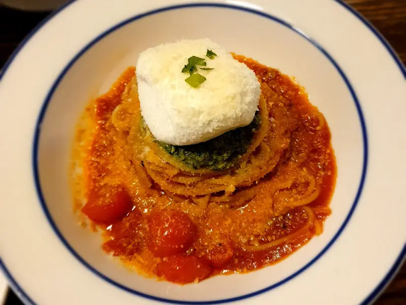 풍성한 토핑이 인상적인 파스타