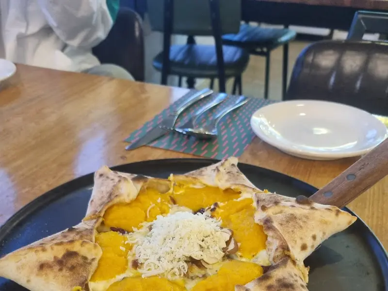 피자 먹기 전 세팅된 테이블