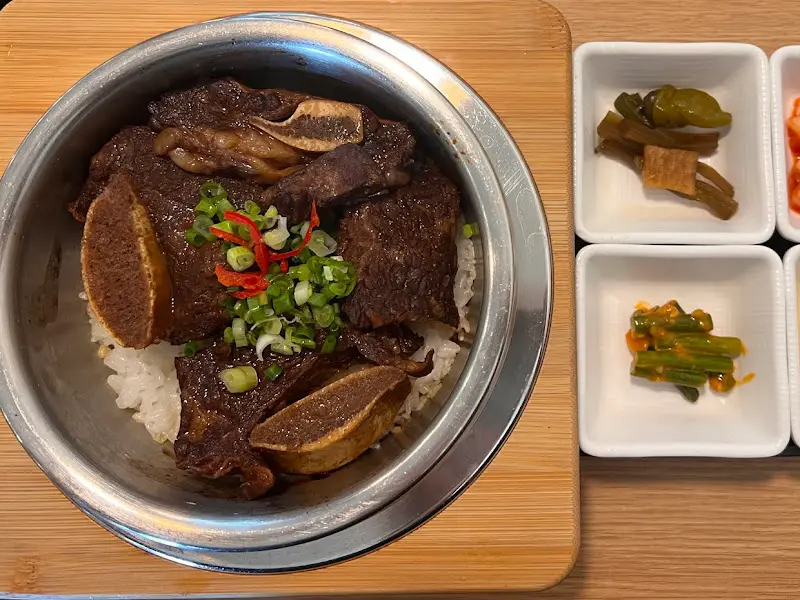 갈비찜 솥밥과 밑반찬