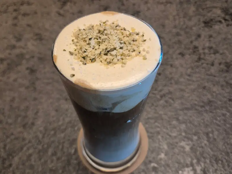 크림과 곡물 가루가 얹어진 음료